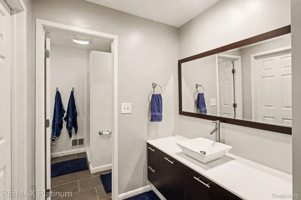 6317 Kevin Drive Hamburg Township MI 48116