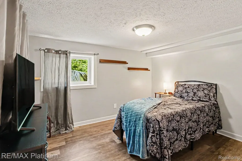 6317 Kevin Drive Hamburg Township MI 48116