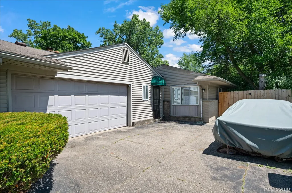 28924 Lorikay Street W Farmington Hills City MI 48334