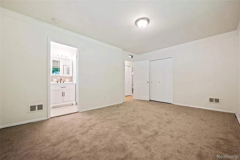 28924 Lorikay Street W Farmington Hills City MI 48334