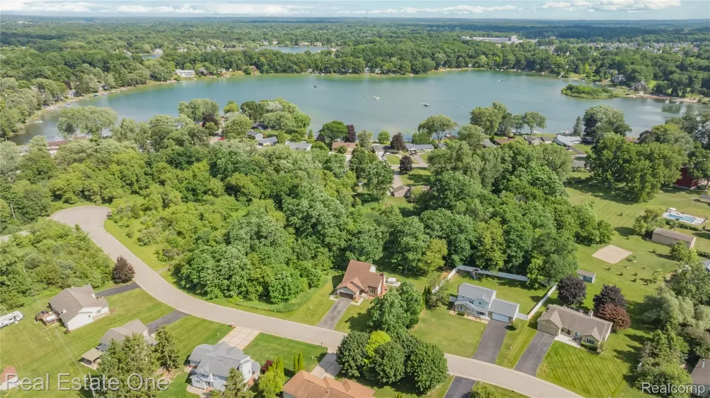 11153 Fieldcrest Meadows Court White Lake Charter Township MI 48386
