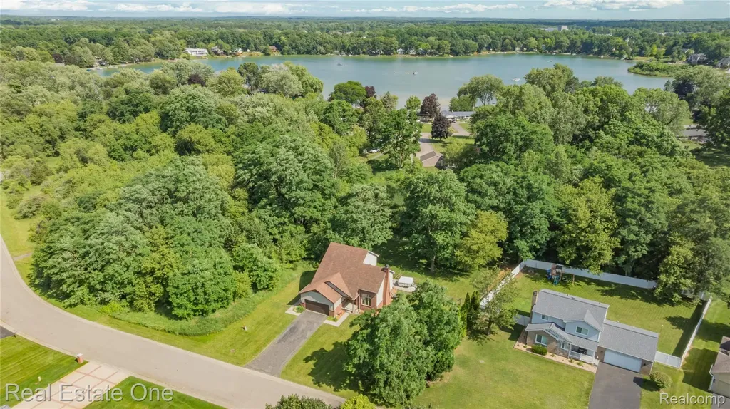 11153 Fieldcrest Meadows Court White Lake Charter Township MI 48386