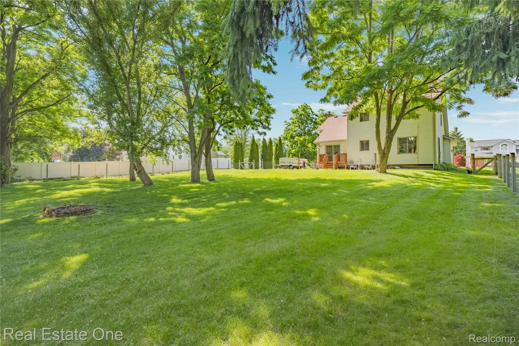 11153 Fieldcrest Meadows Court White Lake Charter Township MI 48386