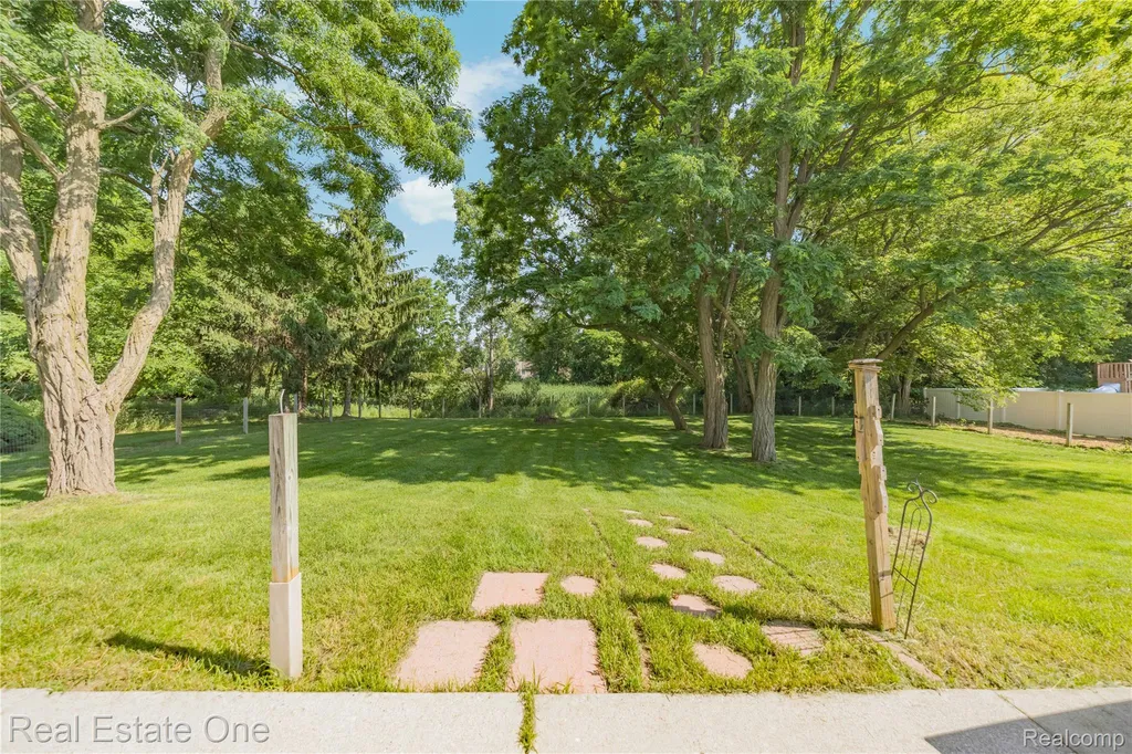 11153 Fieldcrest Meadows Court White Lake Charter Township MI 48386