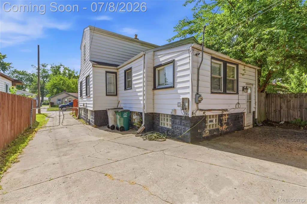 23074 Powell Avenue Hazel Park City MI 48030