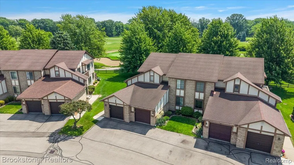 904 Country Club Drive St. Clair Shores City MI 48082