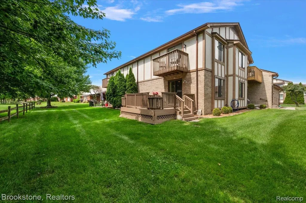 904 Country Club Drive St. Clair Shores City MI 48082