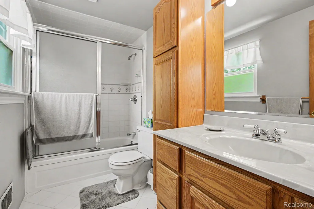 17562 Fairway Street Livonia City MI 48152