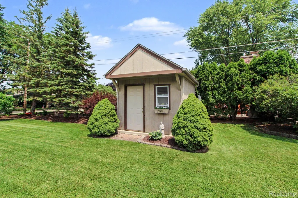 17562 Fairway Street Livonia City MI 48152