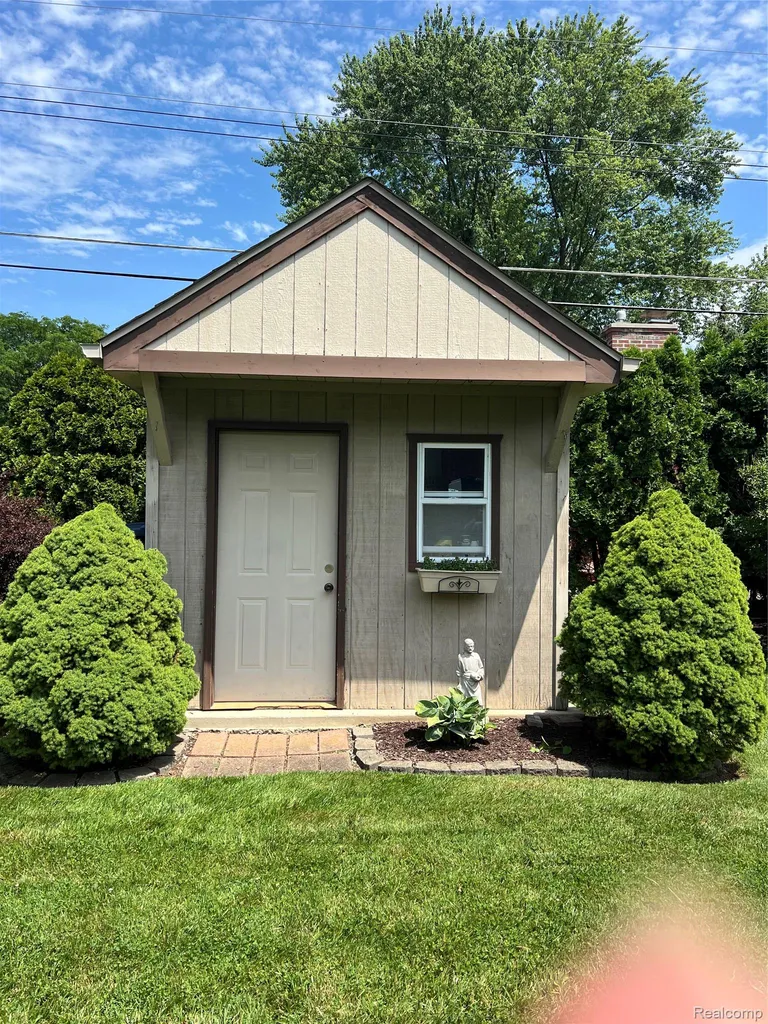 17562 Fairway Street Livonia City MI 48152
