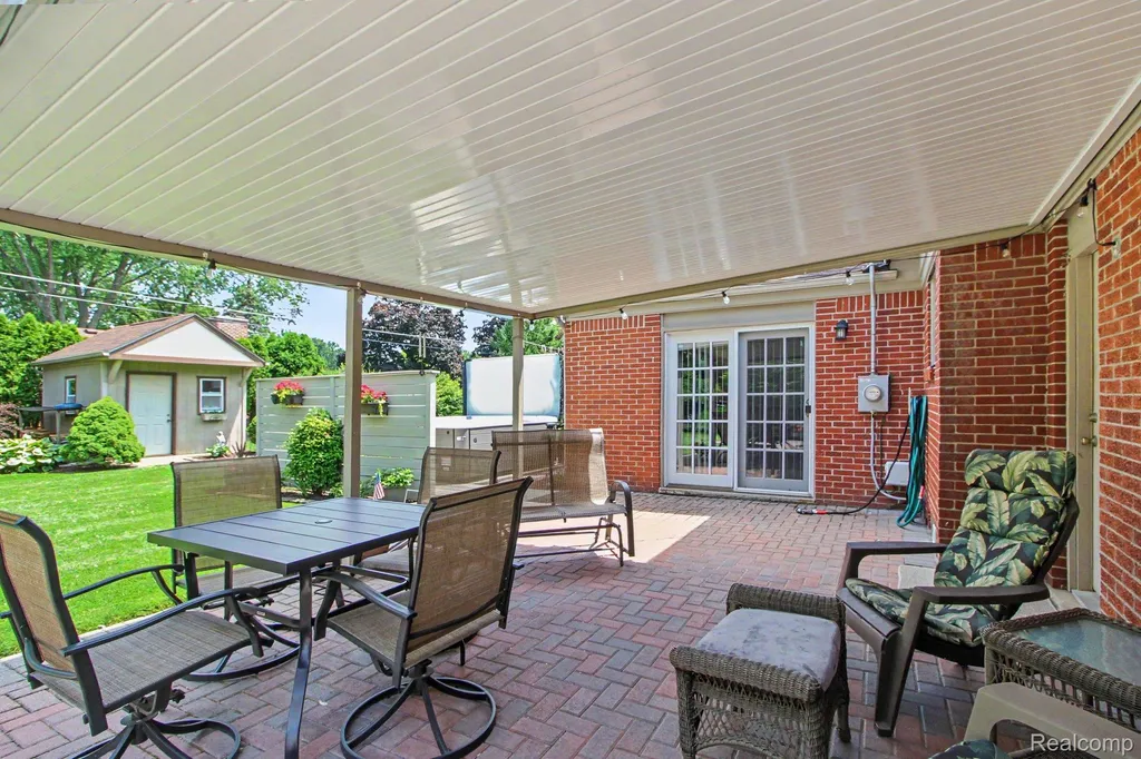 17562 Fairway Street Livonia City MI 48152