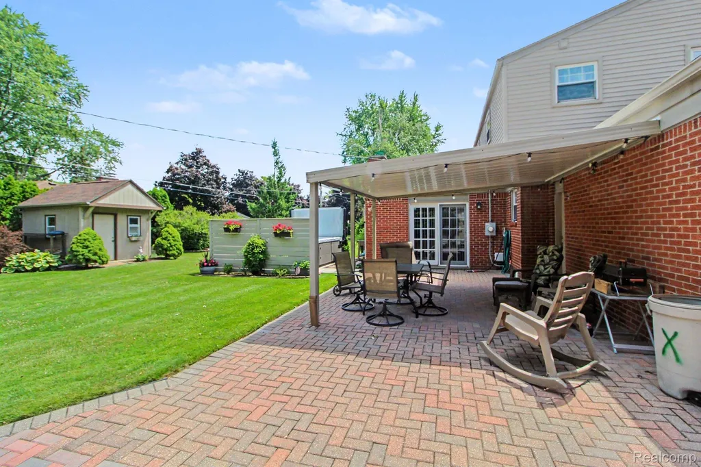 17562 Fairway Street Livonia City MI 48152