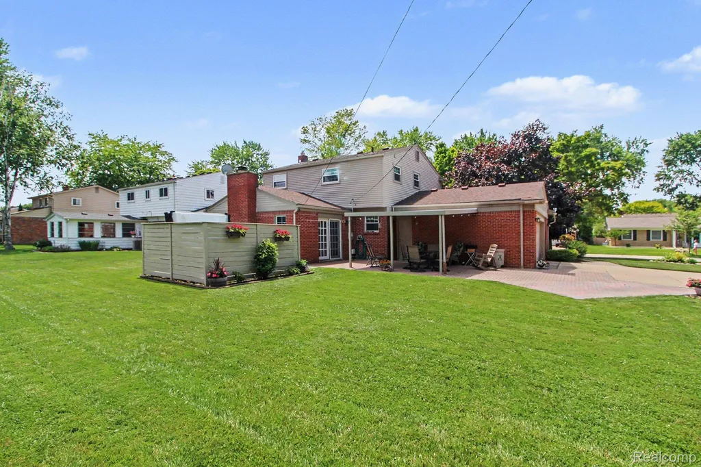 17562 Fairway Street Livonia City MI 48152