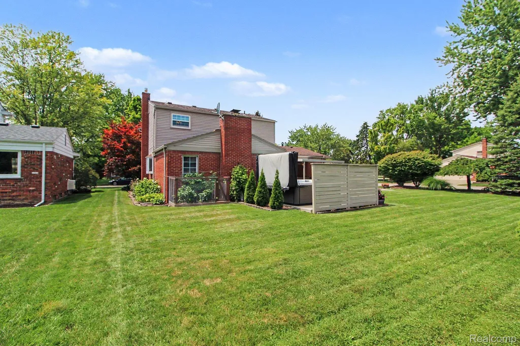 17562 Fairway Street Livonia City MI 48152