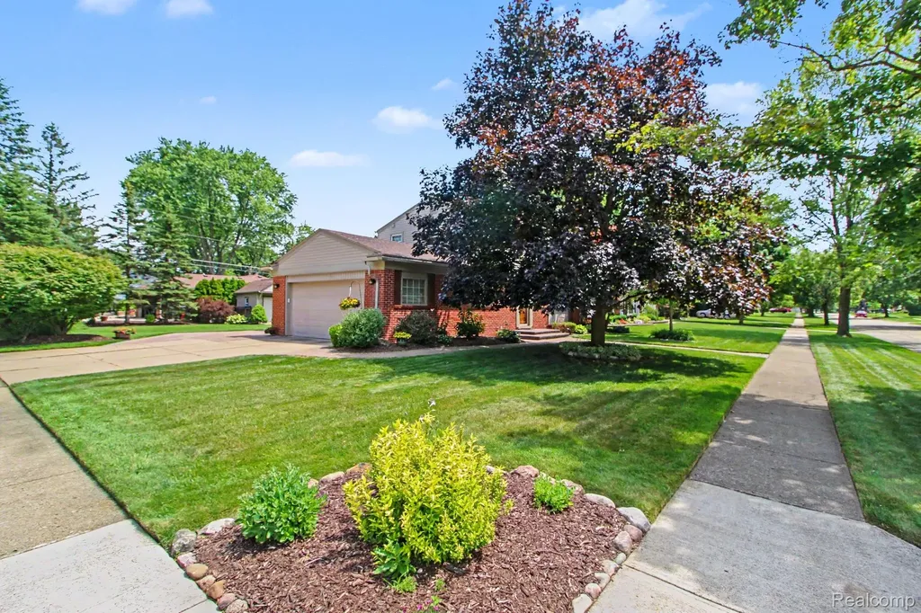 17562 Fairway Street Livonia City MI 48152
