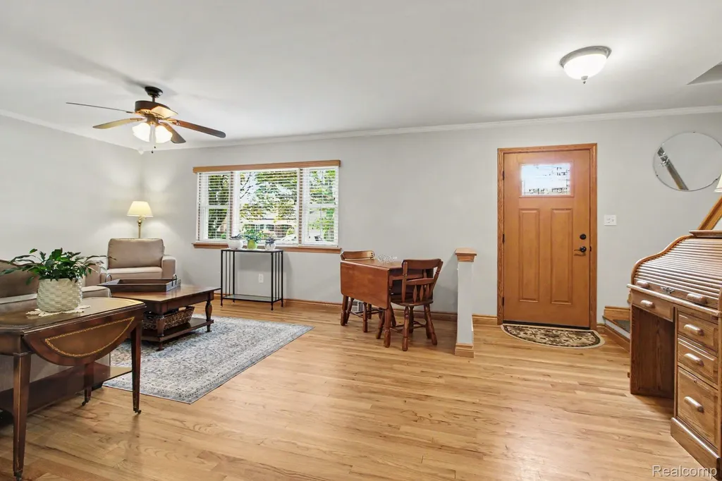 17562 Fairway Street Livonia City MI 48152