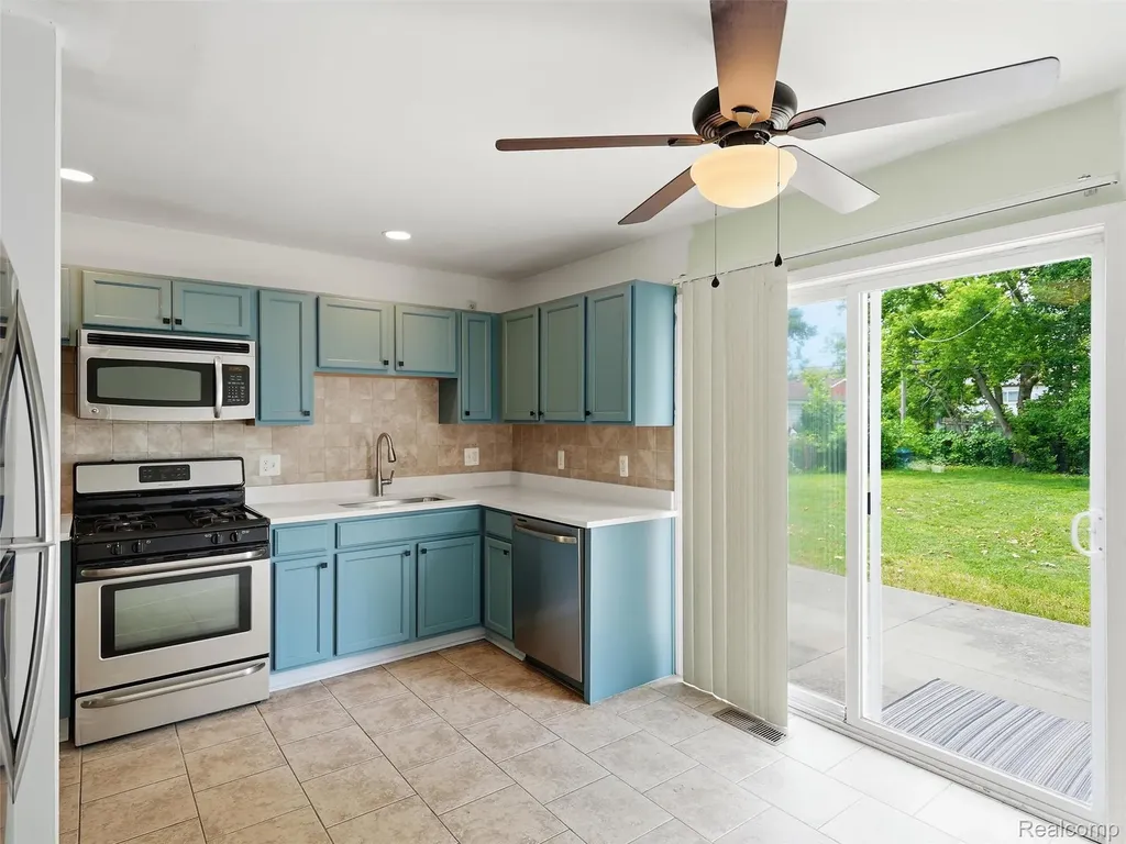 27469 Cosgrove Drive Warren City MI 48092