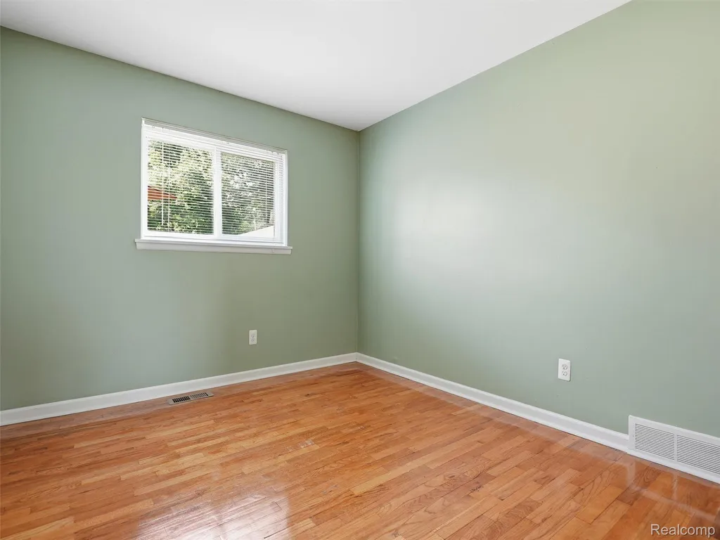27469 Cosgrove Drive Warren City MI 48092