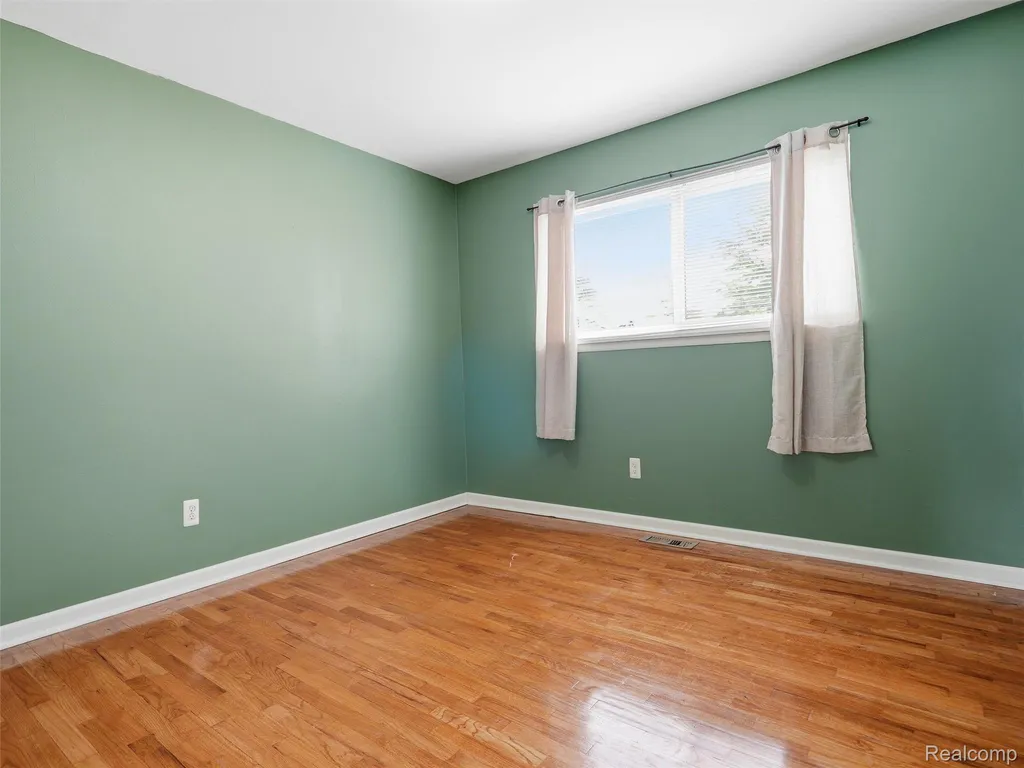 27469 Cosgrove Drive Warren City MI 48092