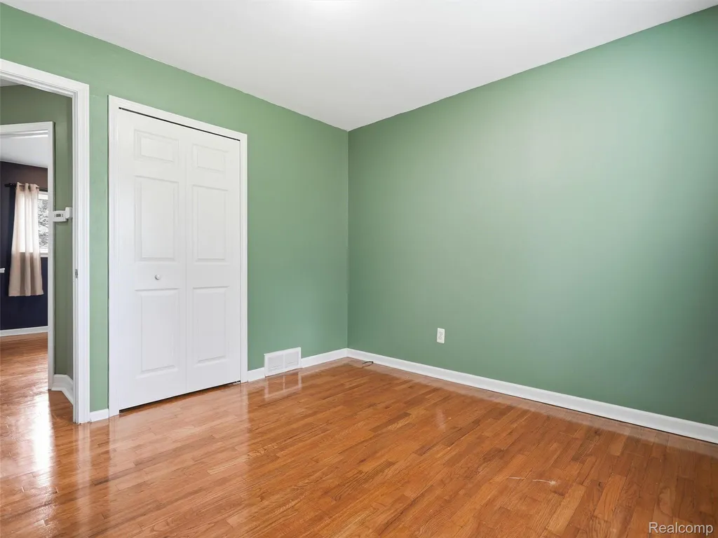 27469 Cosgrove Drive Warren City MI 48092