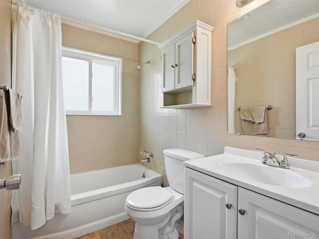 27469 Cosgrove Drive Warren City MI 48092
