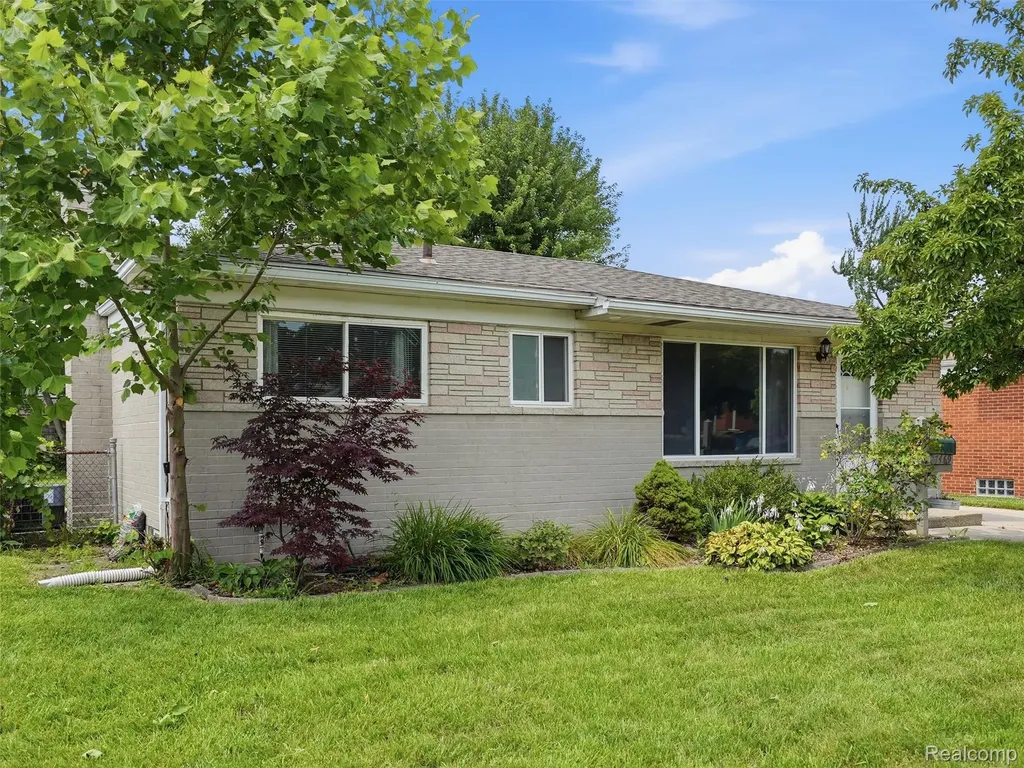 27469 Cosgrove Drive Warren City MI 48092