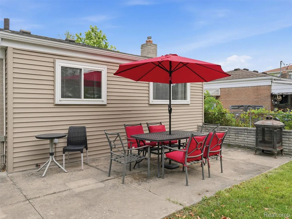 27469 Cosgrove Drive Warren City MI 48092