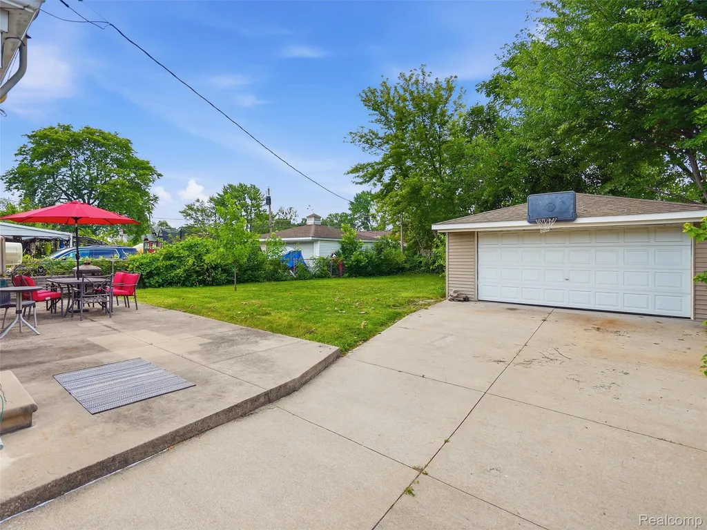 27469 Cosgrove Drive Warren City MI 48092
