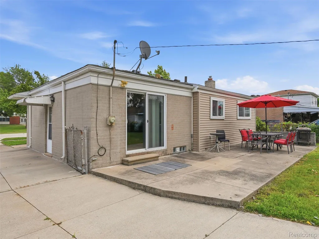 27469 Cosgrove Drive Warren City MI 48092