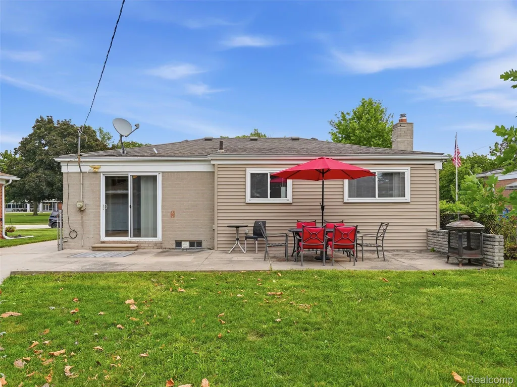 27469 Cosgrove Drive Warren City MI 48092