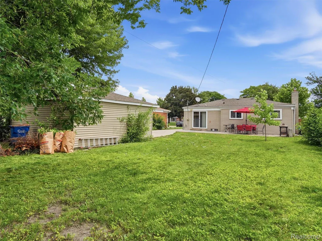 27469 Cosgrove Drive Warren City MI 48092