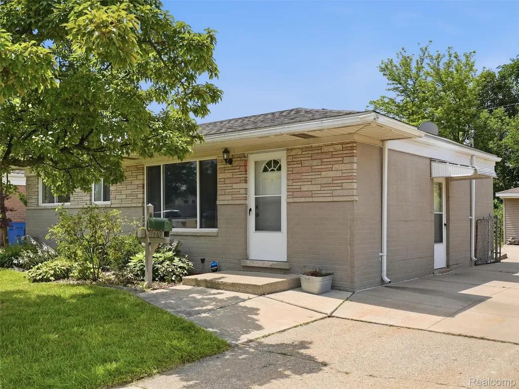 27469 Cosgrove Drive Warren City MI 48092