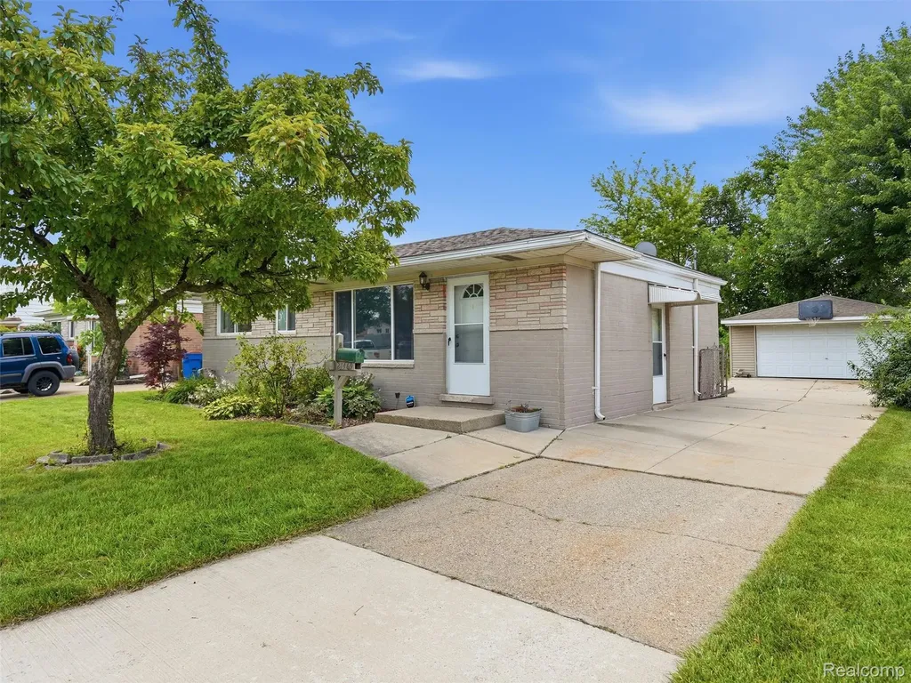 27469 Cosgrove Drive Warren City MI 48092