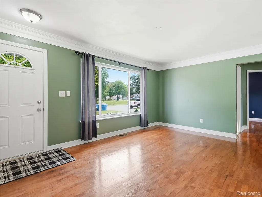27469 Cosgrove Drive Warren City MI 48092