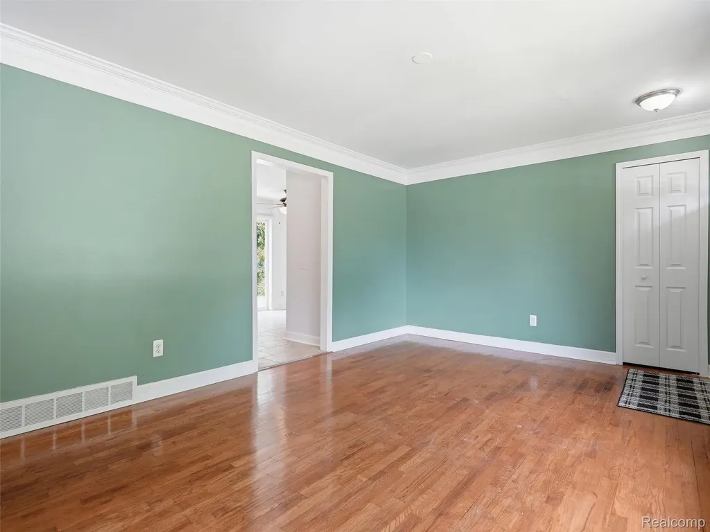 27469 Cosgrove Drive Warren City MI 48092