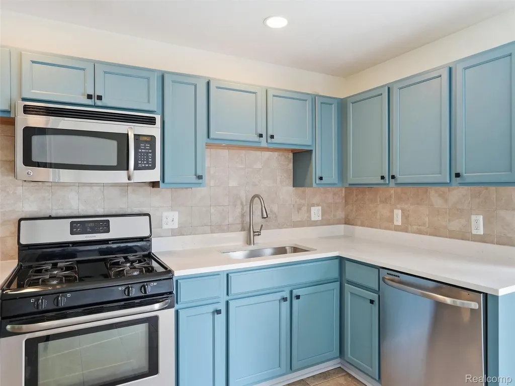 27469 Cosgrove Drive Warren City MI 48092