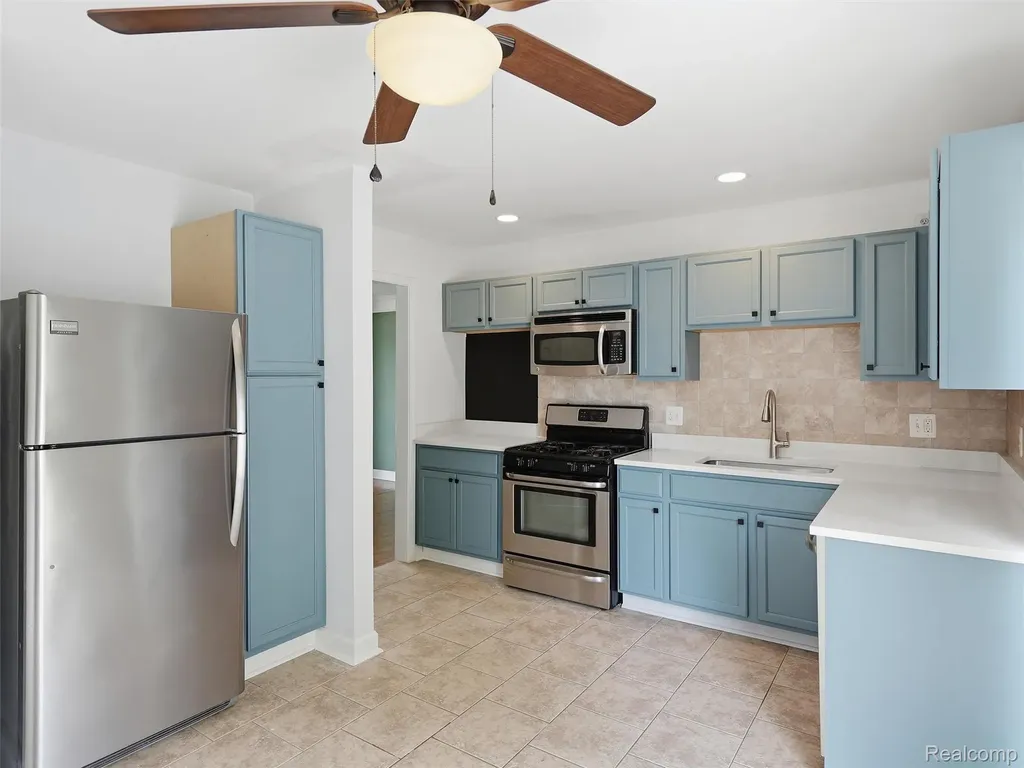 27469 Cosgrove Drive Warren City MI 48092