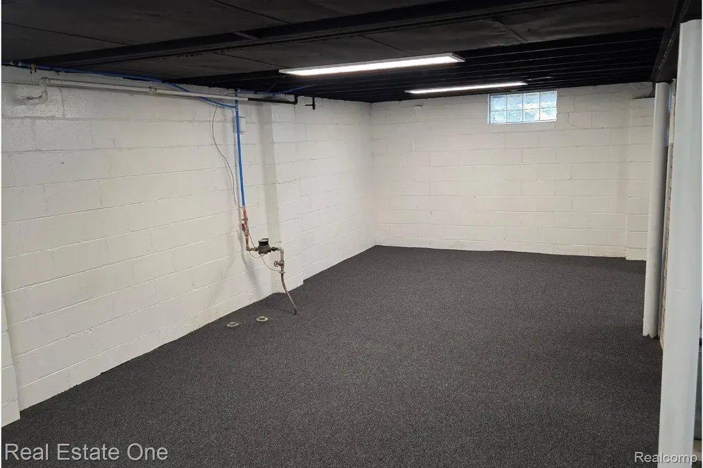 1421 E Evelyn Avenue Hazel Park City MI 48030