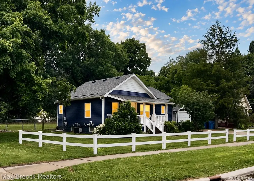 201 Park Avenue Holly Village MI 48442