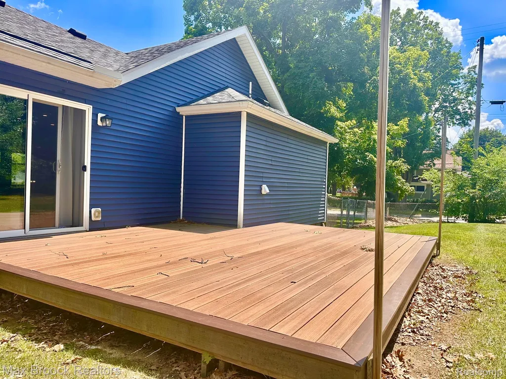 201 Park Avenue Holly Village MI 48442
