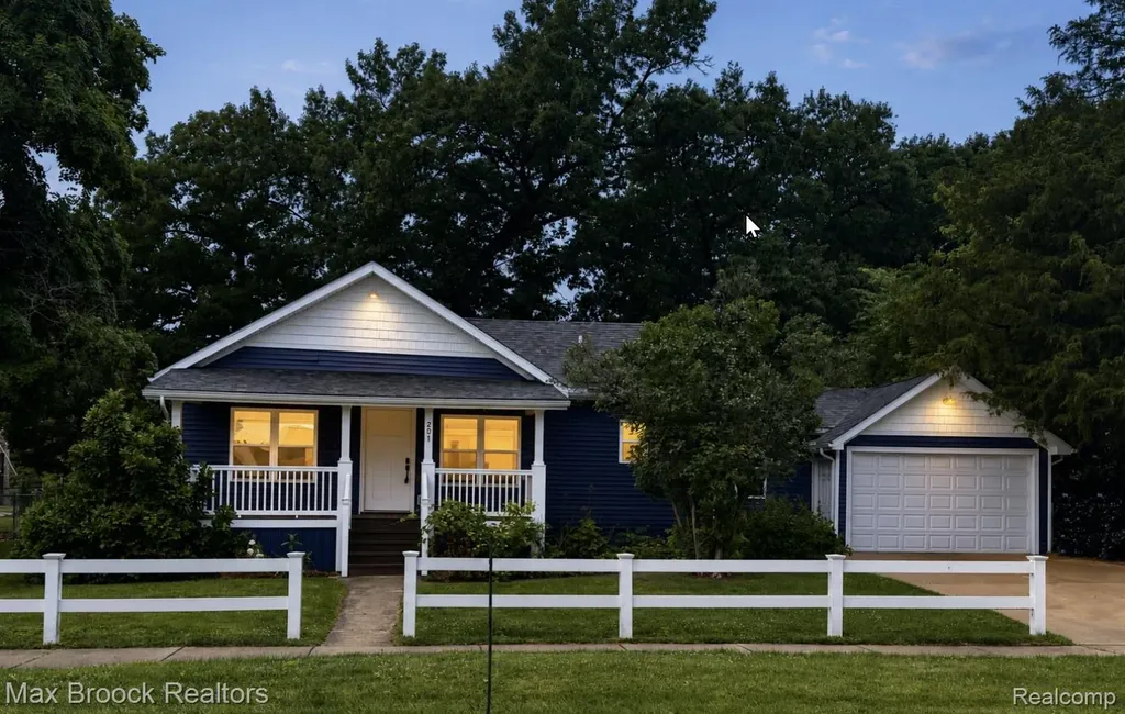 201 Park Avenue Holly Village MI 48442