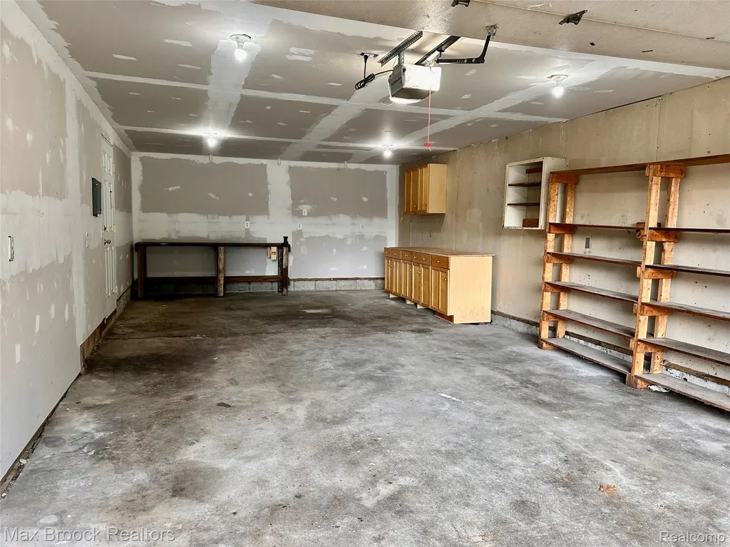 201 Park Avenue Holly Village MI 48442