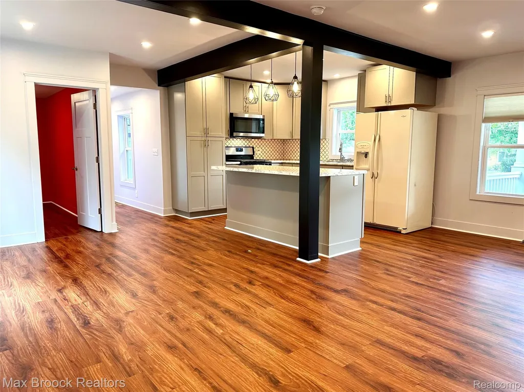 201 Park Avenue Holly Village MI 48442