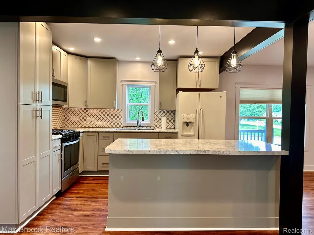 201 Park Avenue Holly Village MI 48442