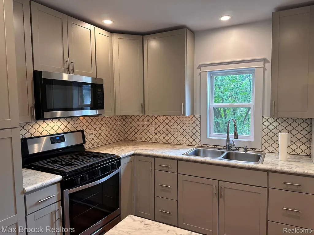201 Park Avenue Holly Village MI 48442