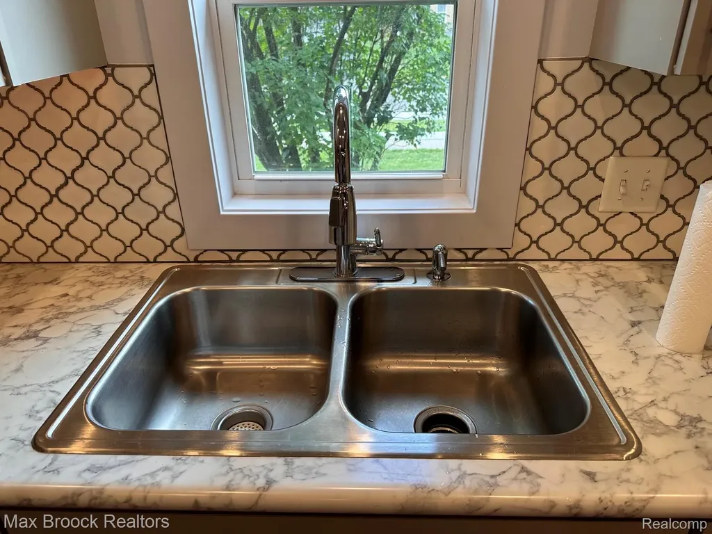 201 Park Avenue Holly Village MI 48442