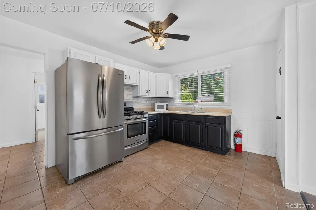 28202 Hollywood Street Roseville City MI 48066