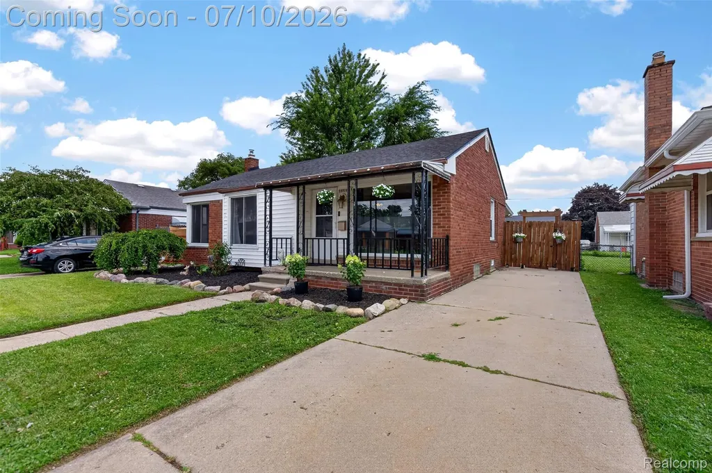 28202 Hollywood Street Roseville City MI 48066