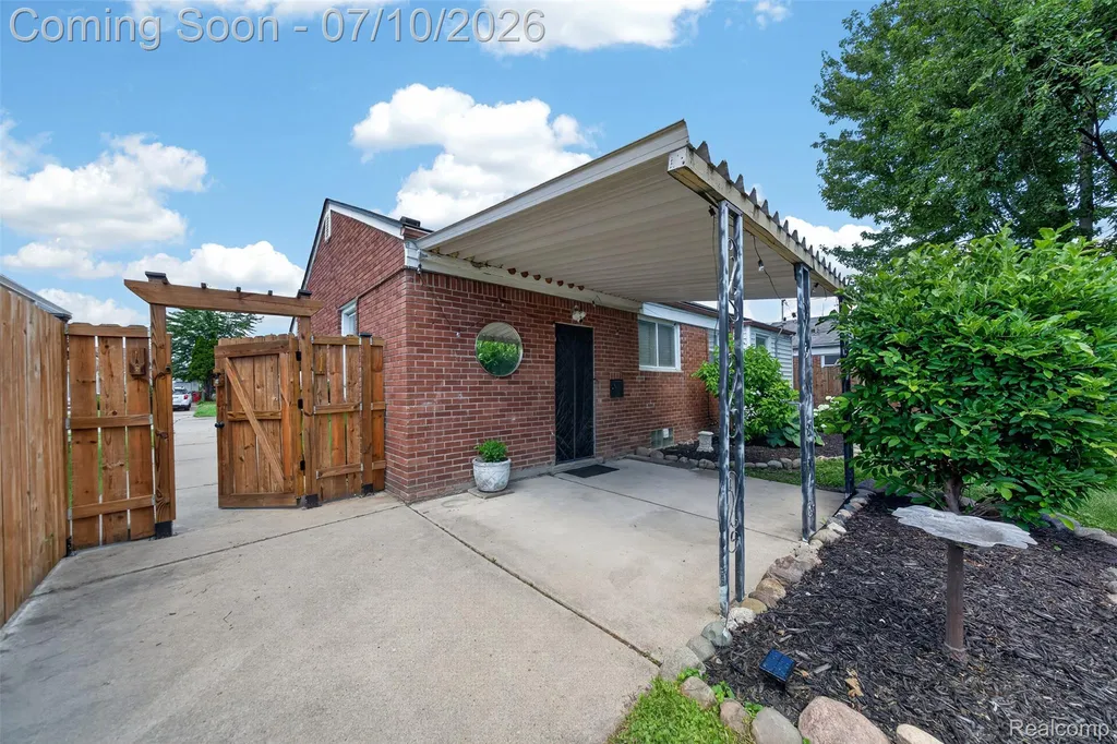 28202 Hollywood Street Roseville City MI 48066
