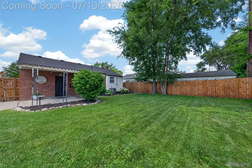 28202 Hollywood Street Roseville City MI 48066